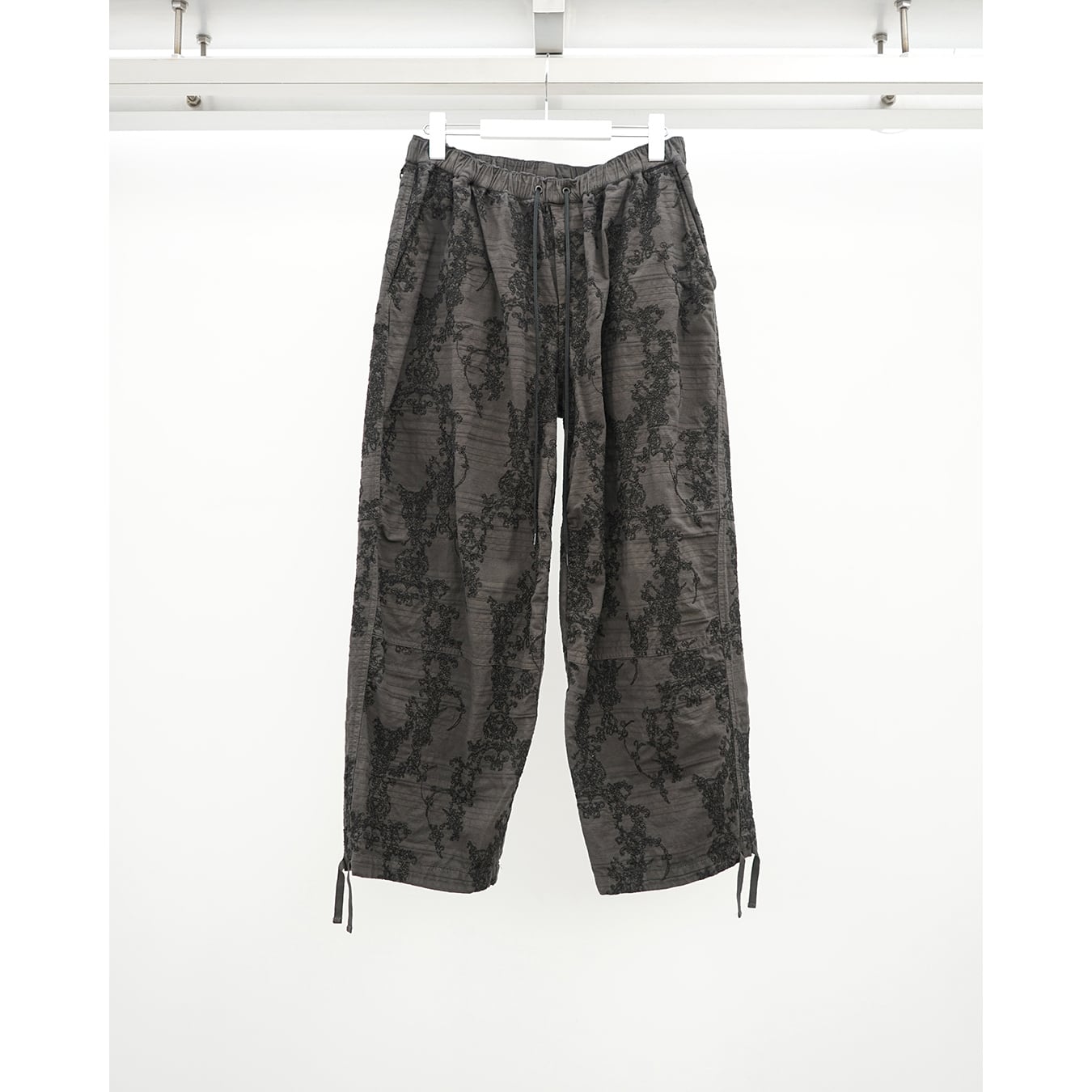 The Viridi-anne] (ザヴィリディアン) VI-3965-04 EMBROIDERED RELAXED