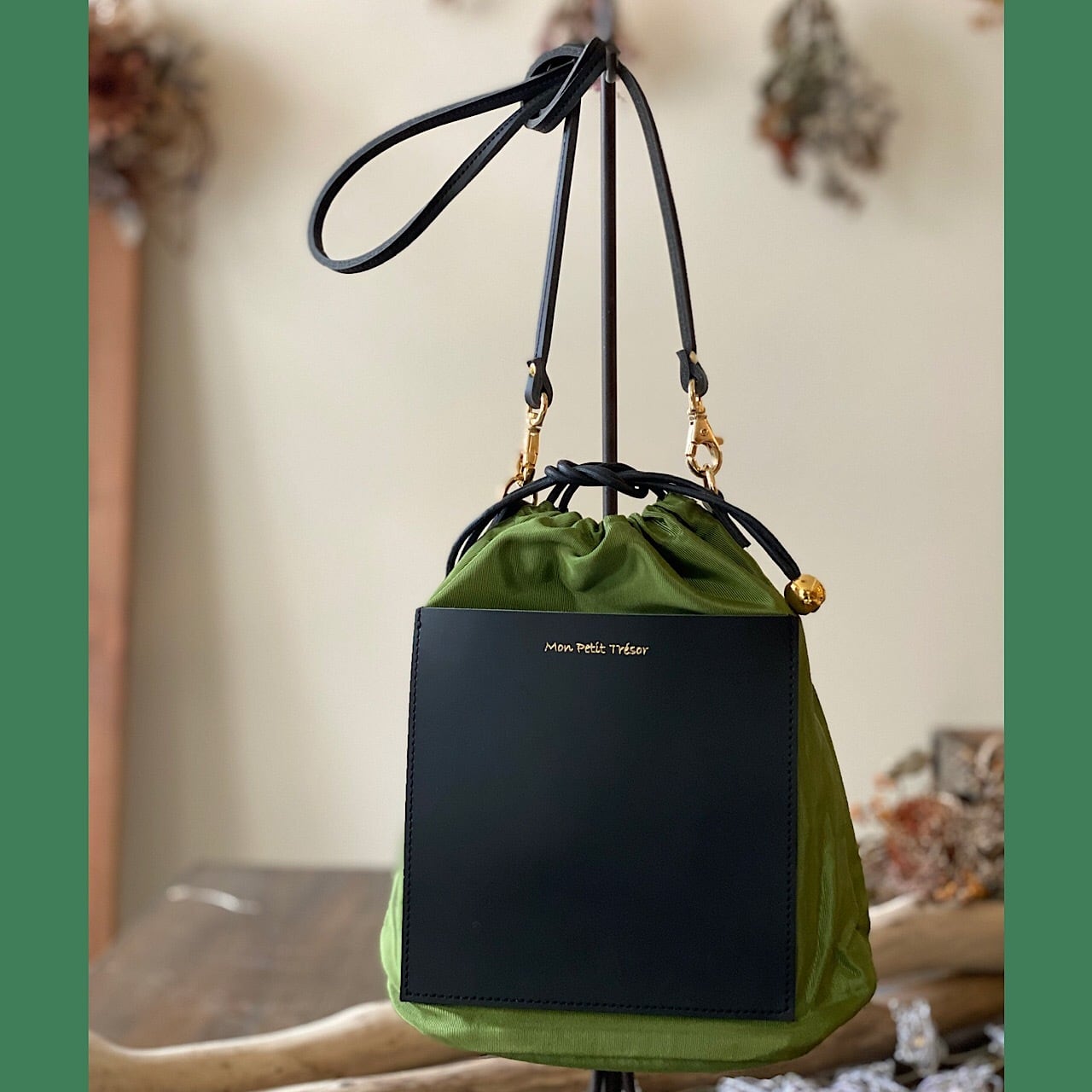 巾着袋つきWANT LES ESSENTIELS ショルダーバッグ ブラック｜ファッション
