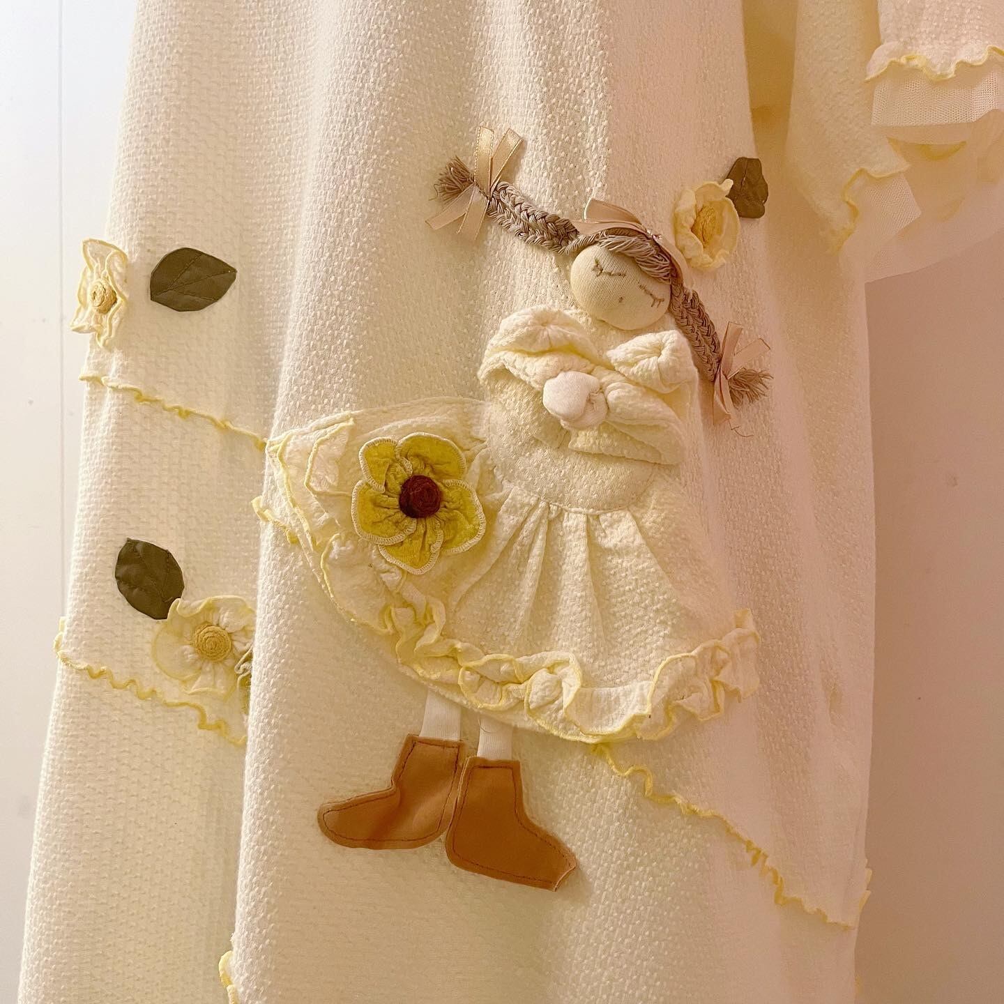doll & flower applique pull over