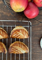 10月お届け商品紅玉とグラノーラのショーソン・オ・ポンム　1個※冷凍便