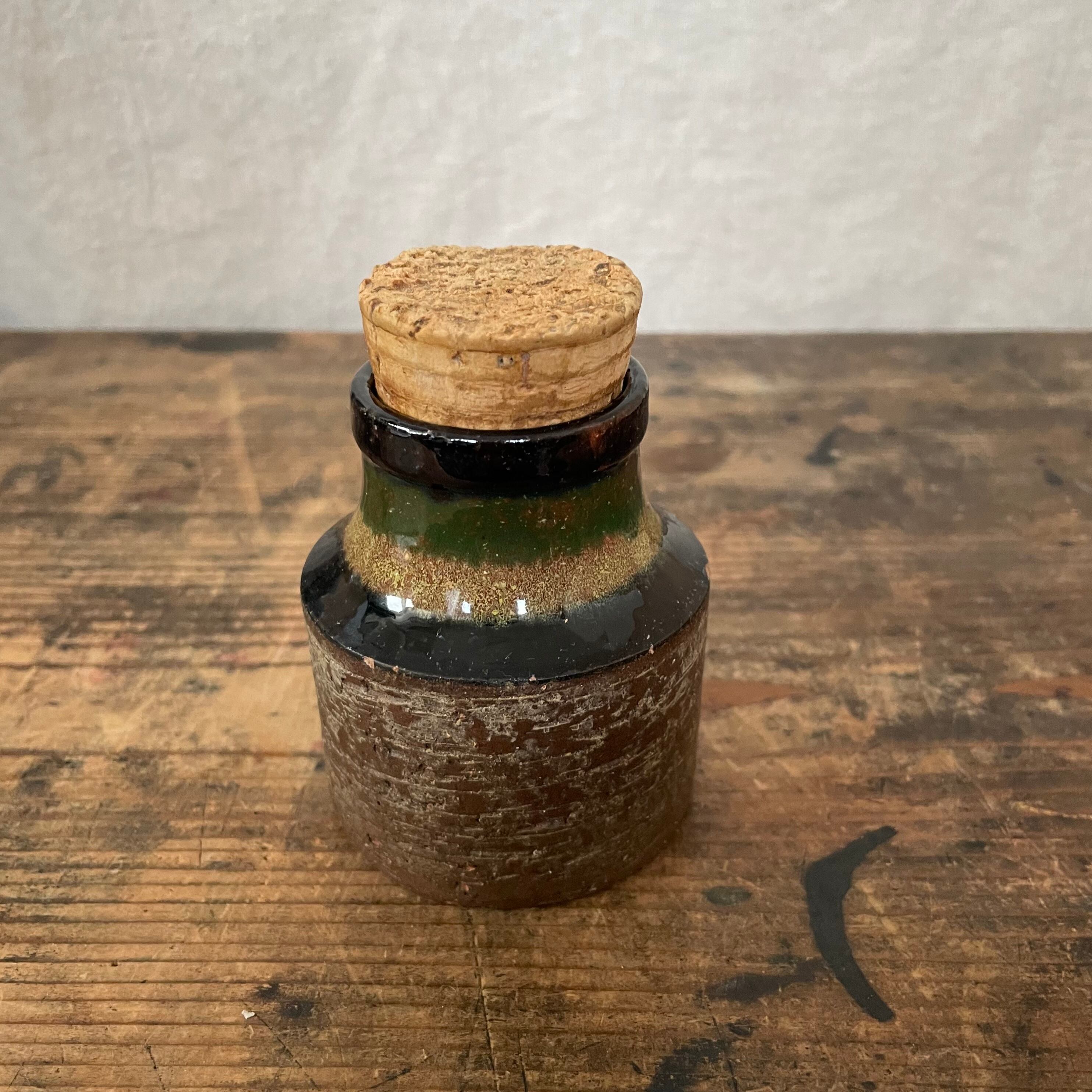 素朴なスパイスボトル1