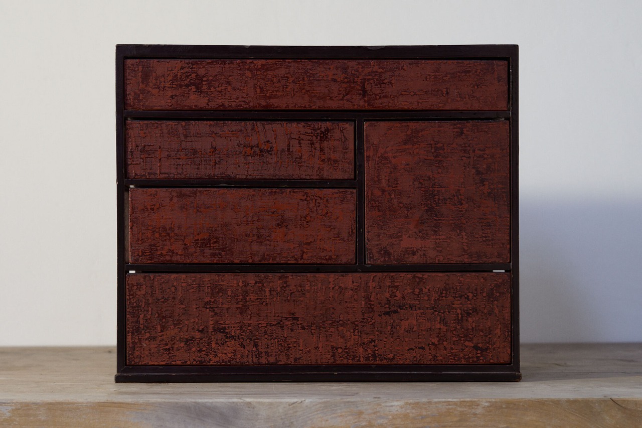 和紙と漆の重なり、静かに佇む五杯の抽斗箱