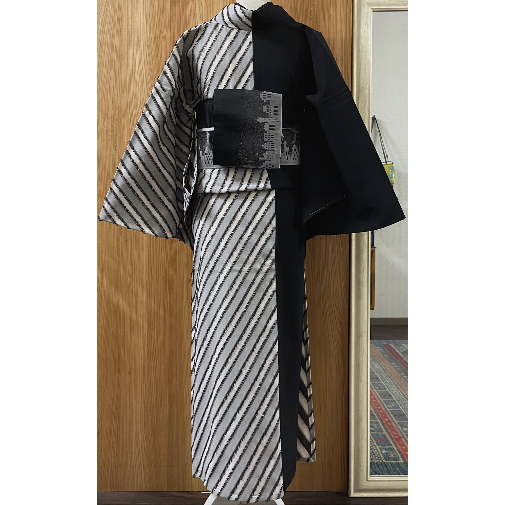 ル*ナ様 着　ストライプ　袷着物　黒✖️アイボリー 新品】撫松庵 フリンジ斜めストライプの片身替わり単衣着物 | きもの楸