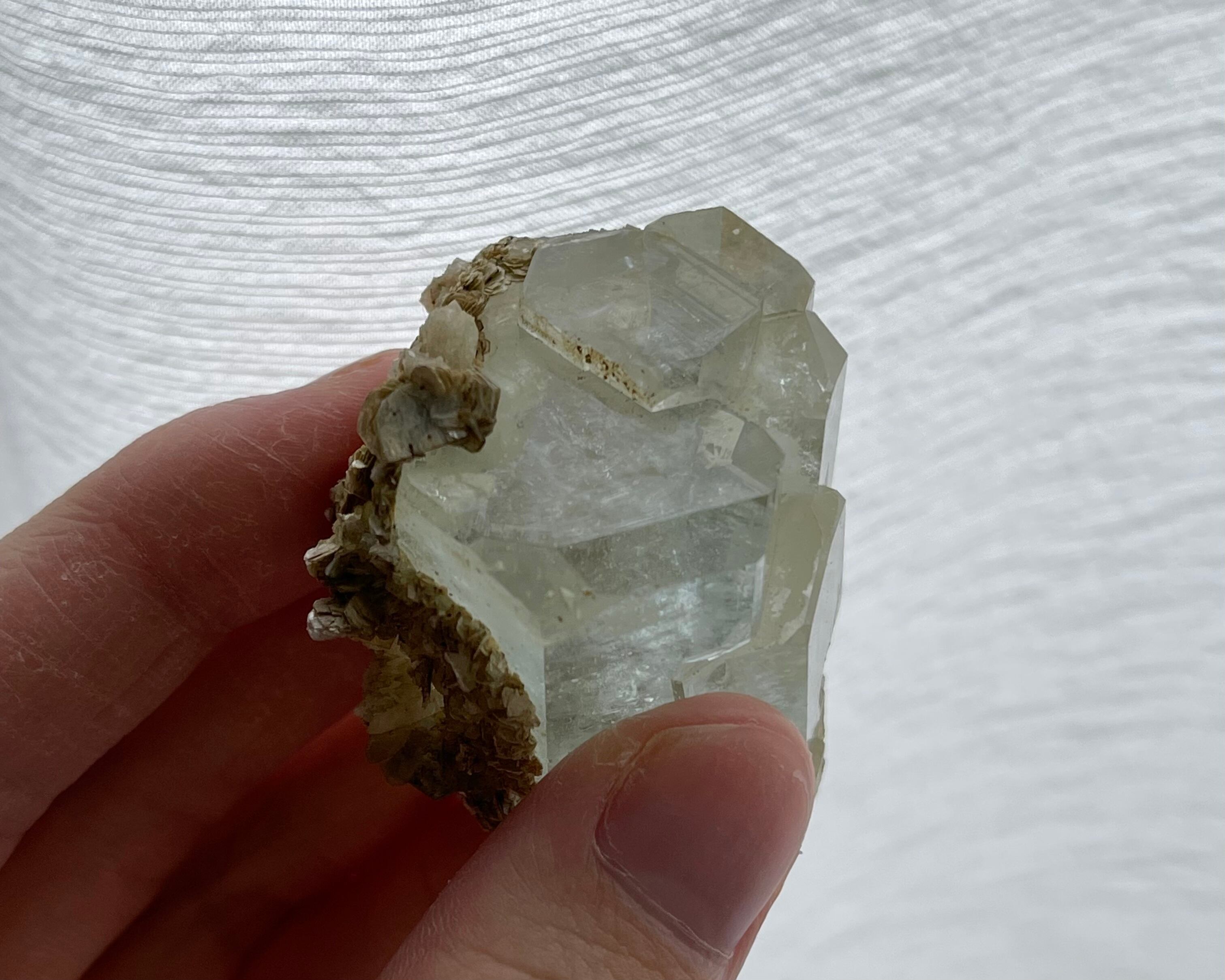 アクアマリン / マスコバイト【Aquamarine with Muscovite】パキスタン