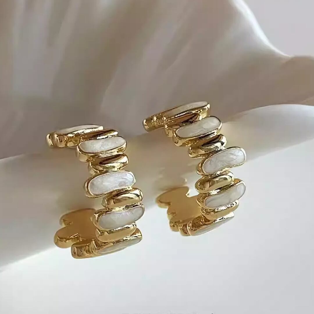 Alternating gold and white earrings 00006