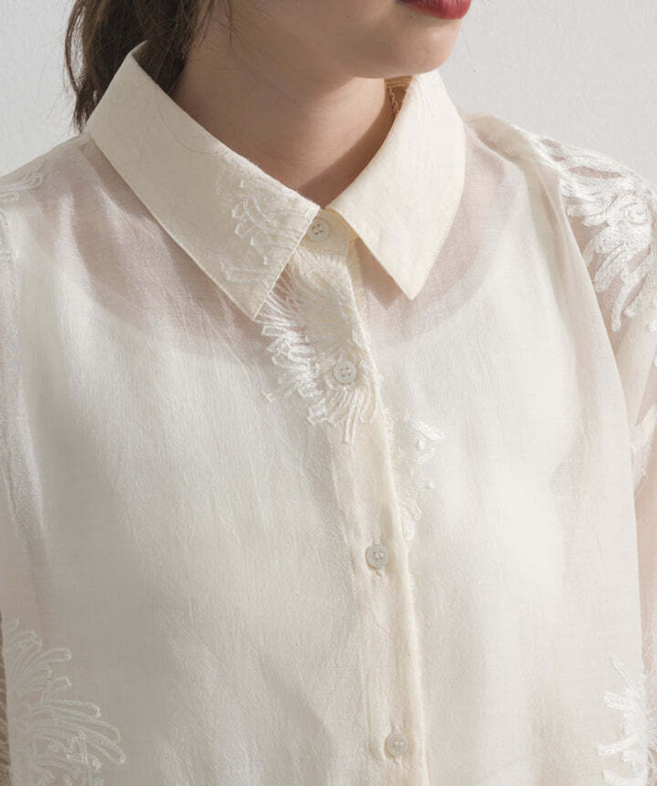 2605001 フラワー刺繍シアーシャツ ivory