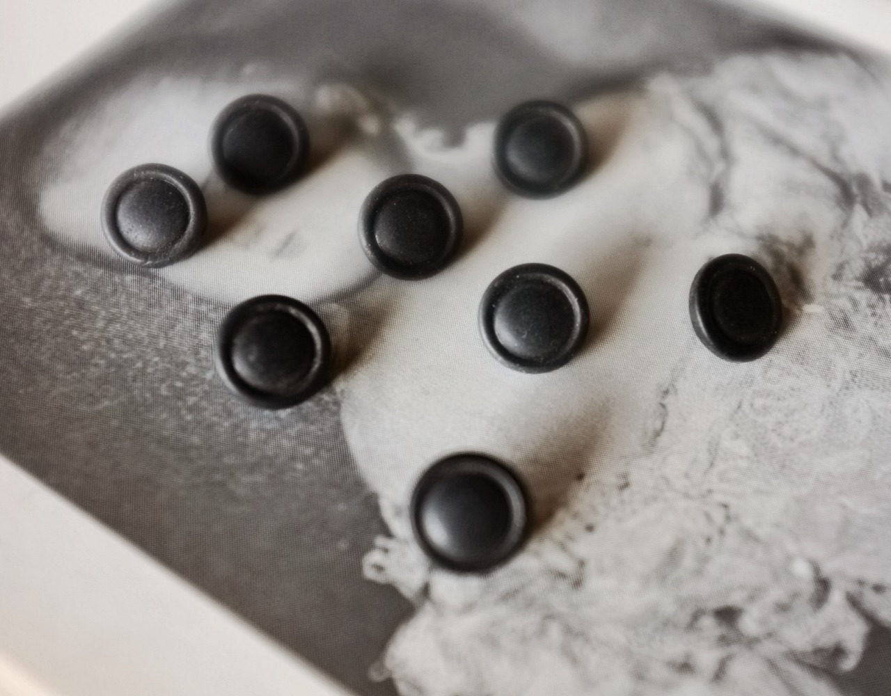 1900s フランス 漆黒の満月と世紀末的黒ボタンセット jais フレンチジェット アンティーク