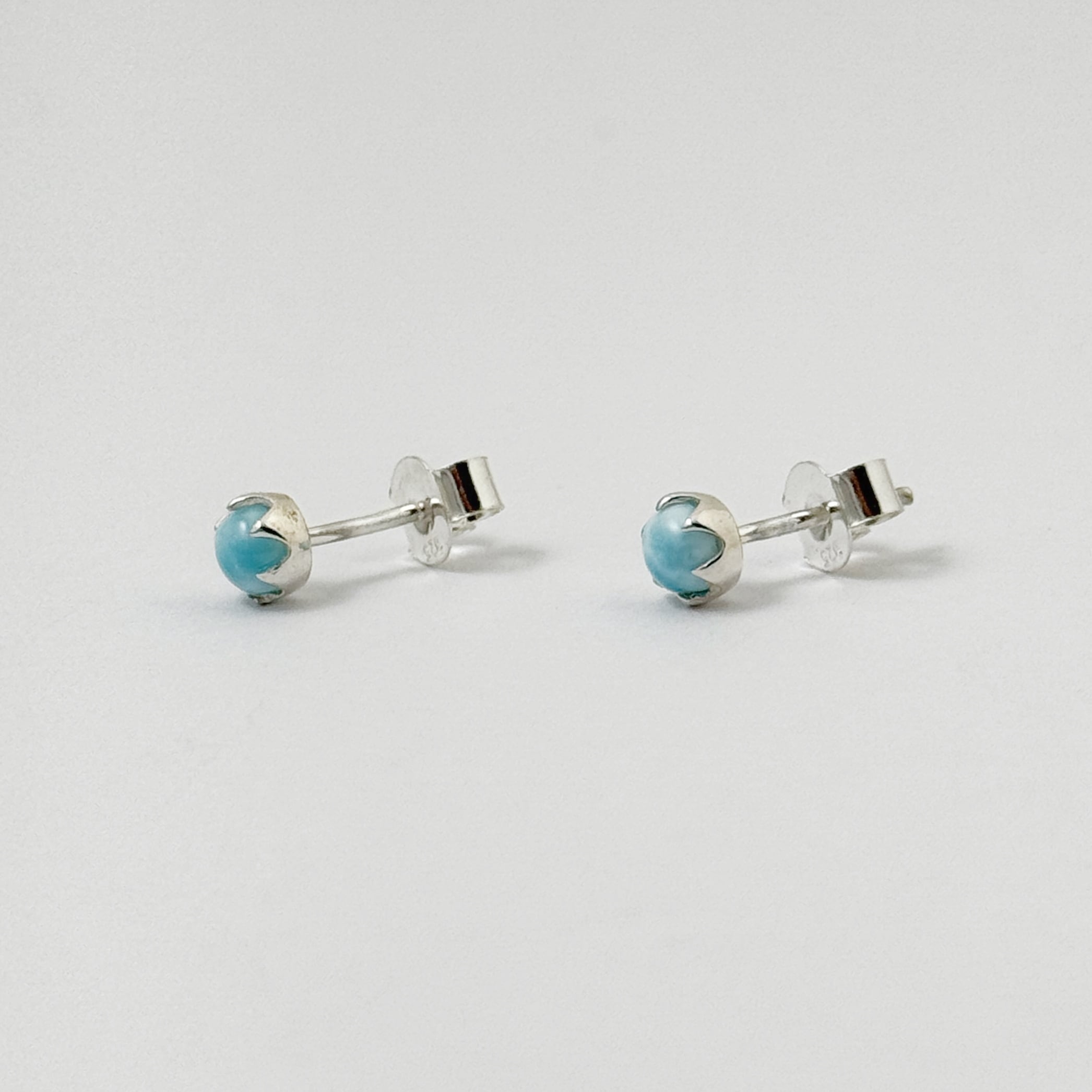 ラリマー ラウンド クラウン フレーム スタッドピアス 直径 0.5 cm