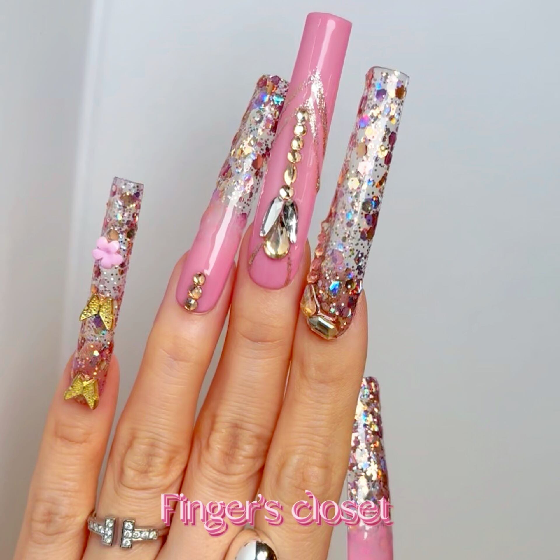 ピンクグリッター×ジュエリービジュー×ゴールドリーフの華やかネイル