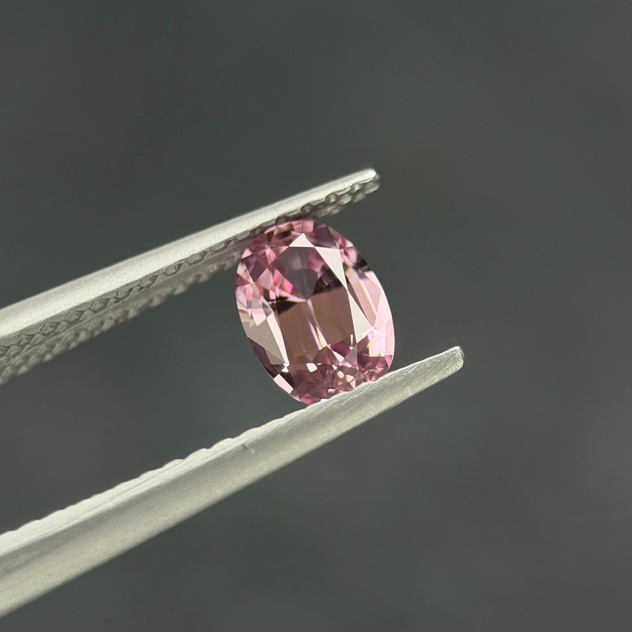 パープリッシュピンクスピネル 6.5x4.5mm, 0.69ct, タジキスタン産