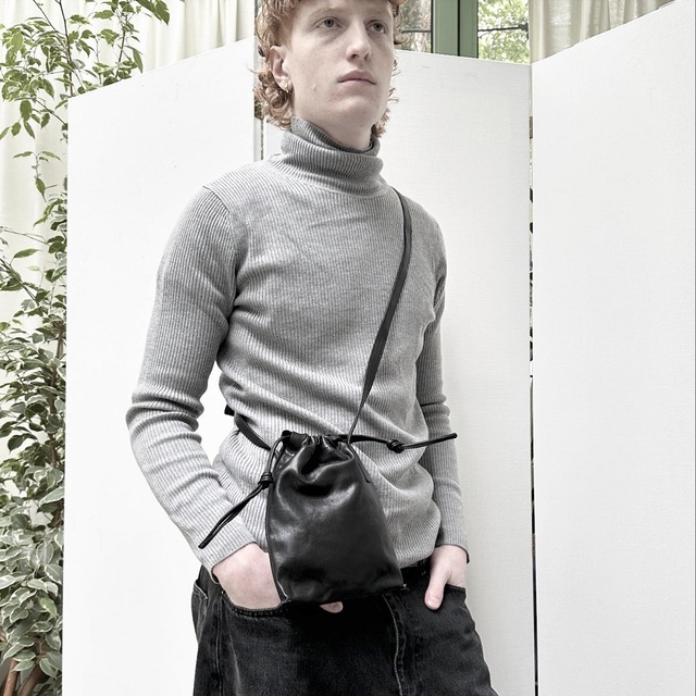 203ABG01　Leather cell phone bag 'drawstring'　ショルダーバッグ　スマートフォンケース　巾着