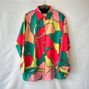 多彩な色使いがオシャレな花柄シャツ