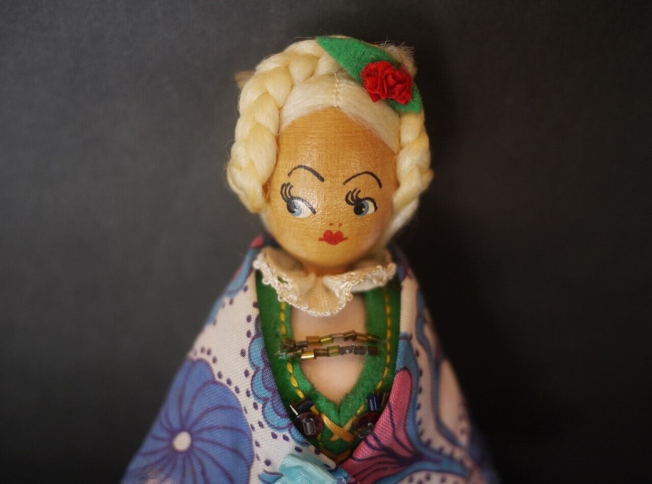 ポーランド ヴィンテージ 木製のお人形 花のストール