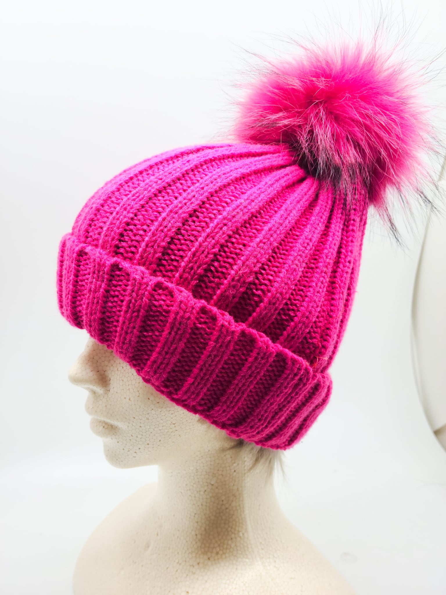 ポンポンリアルファー ニット帽 ピンク ニットキャップ ふわふわ もこもこ あったか 冬ファッション ファー リアルファー 女子会 派手好き 個性派 原宿系