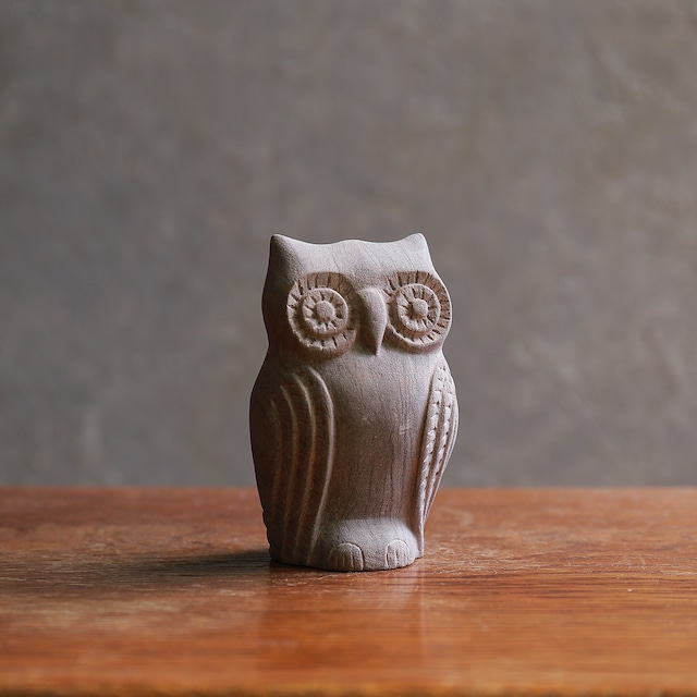 【ご成約品】上品に見つめる、石のフクロウ・コロンとした、木製の鳥(シルバー)