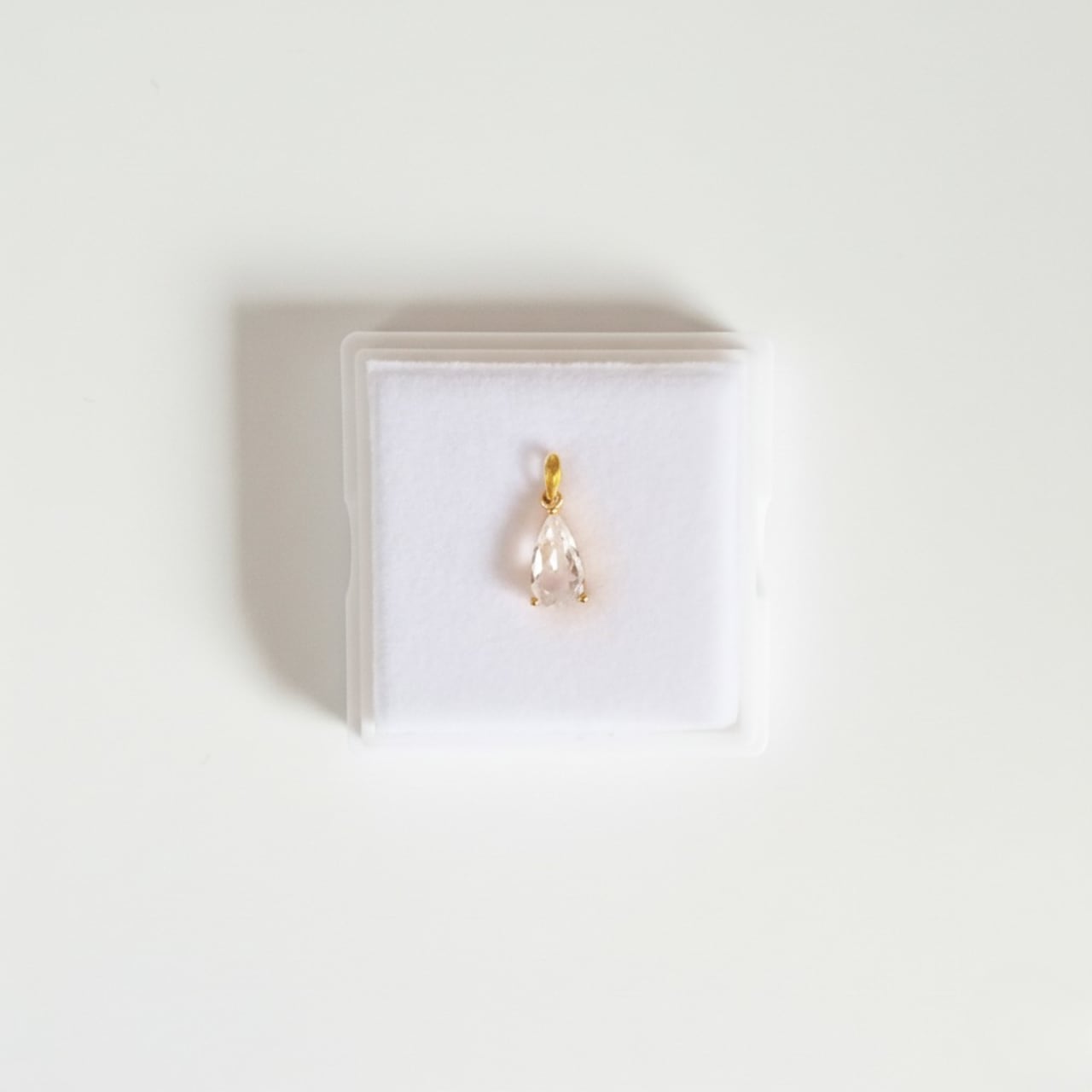 【ロシア産】フェナカイト 2.65ct ペンダント トップ(ドロップ)|SV925 (ゴールド)〈ケース・ギフトボックス・証明書付き〉