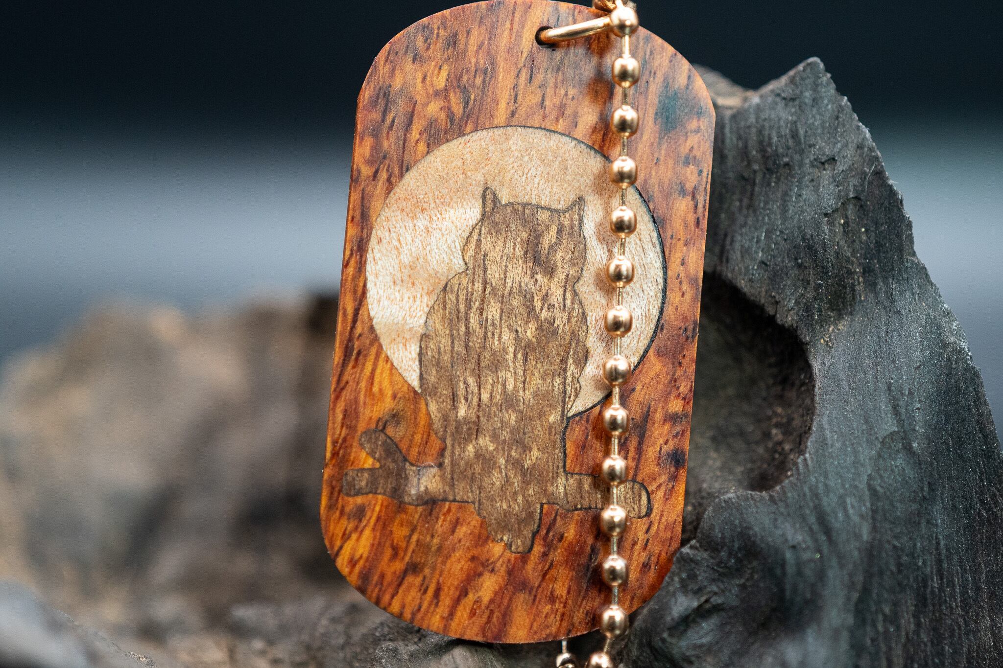 【最高峰の鳥眼杢】バーズアイローズウッド ドッグタグ 象嵌 夜とミミズク