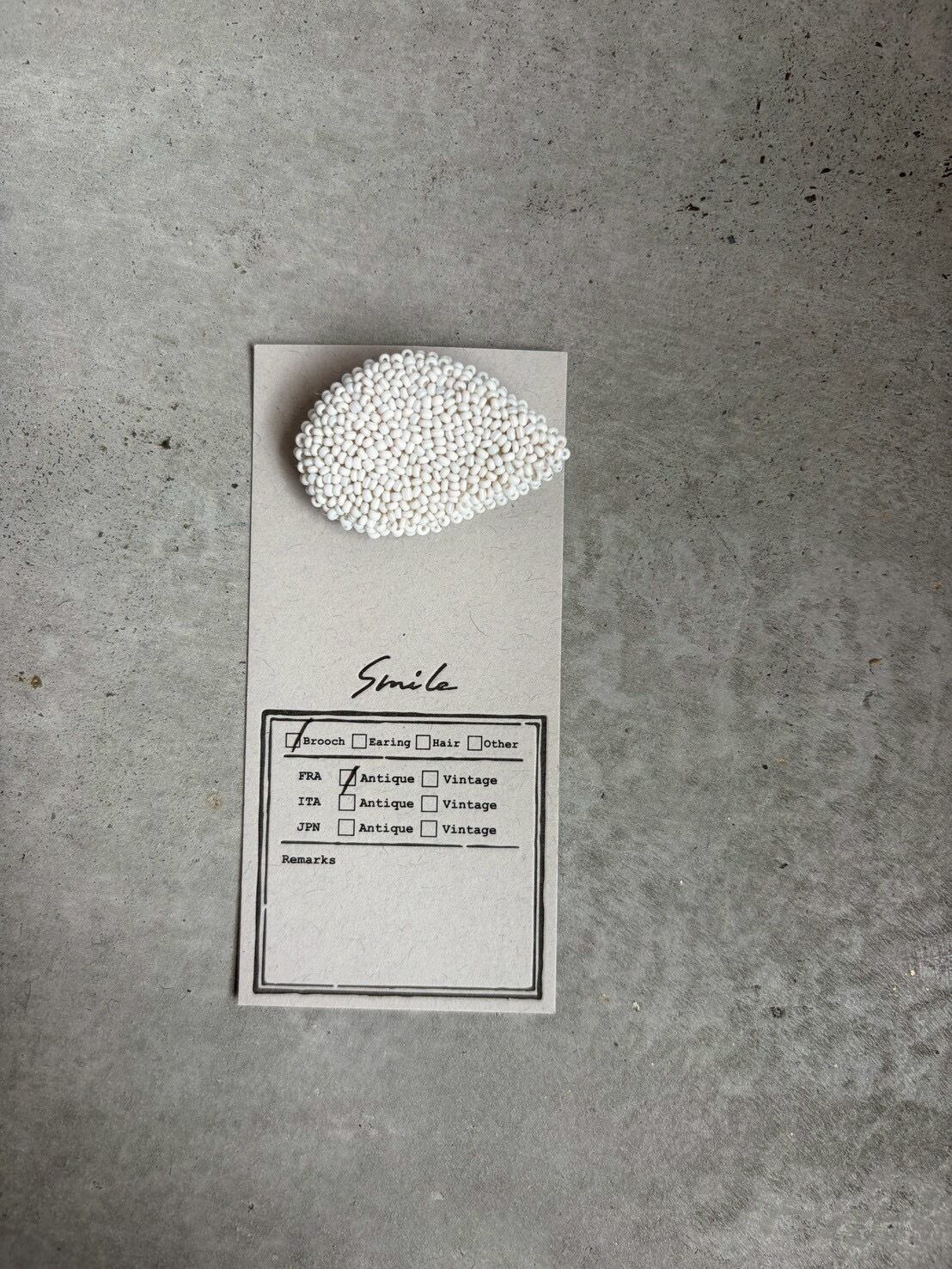 装身具「SmiLe」 №11 antiquebeadsブローチ・花びら