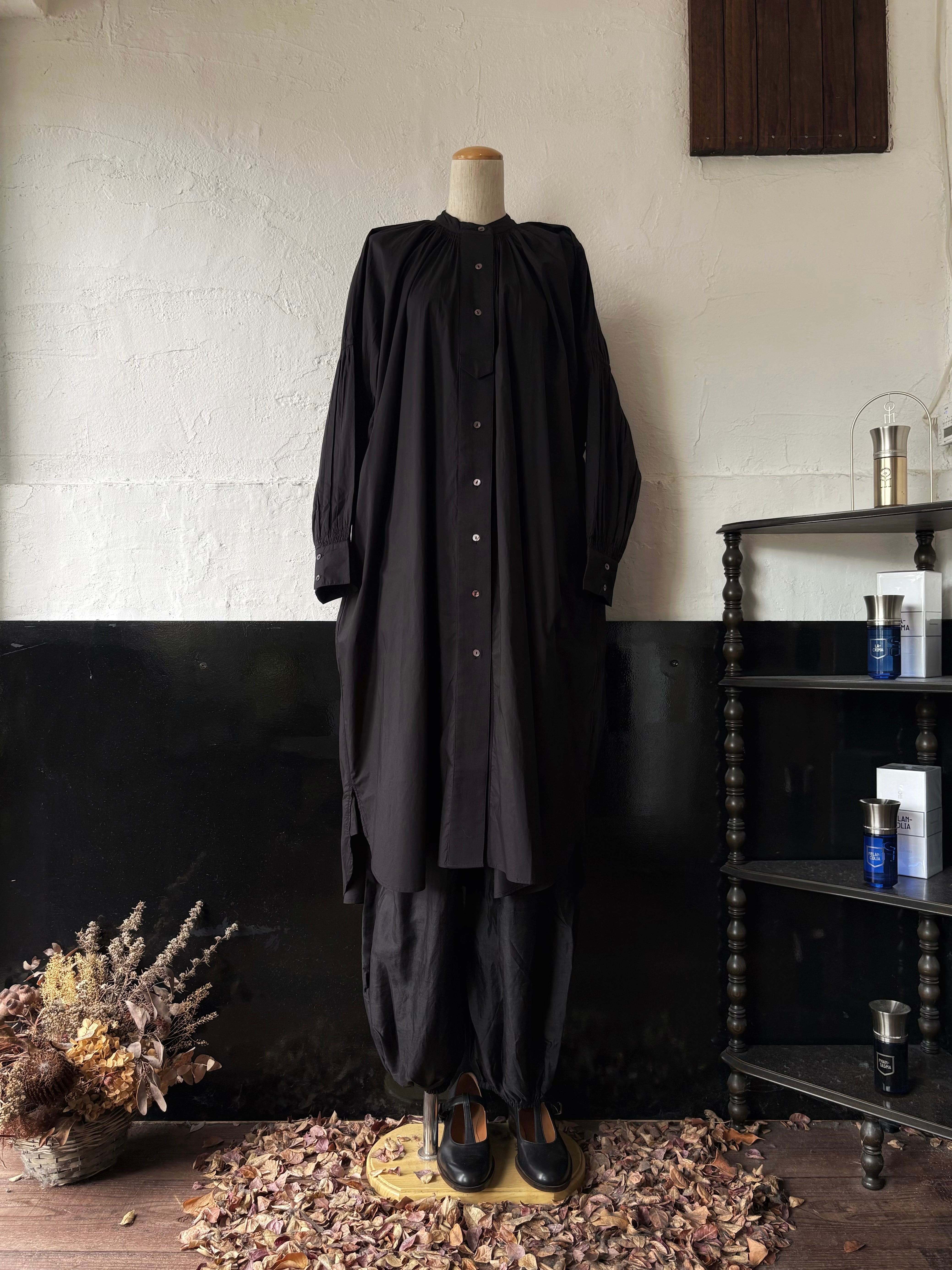Pau thongvird HARIKA gather big shirt black | TALE COCOON