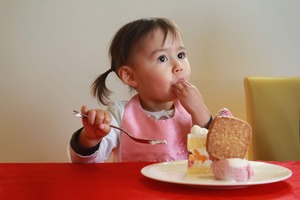 出産祝いはもちろん！ランチ会で注目のお姫様に♥ベビーエプロンピンク