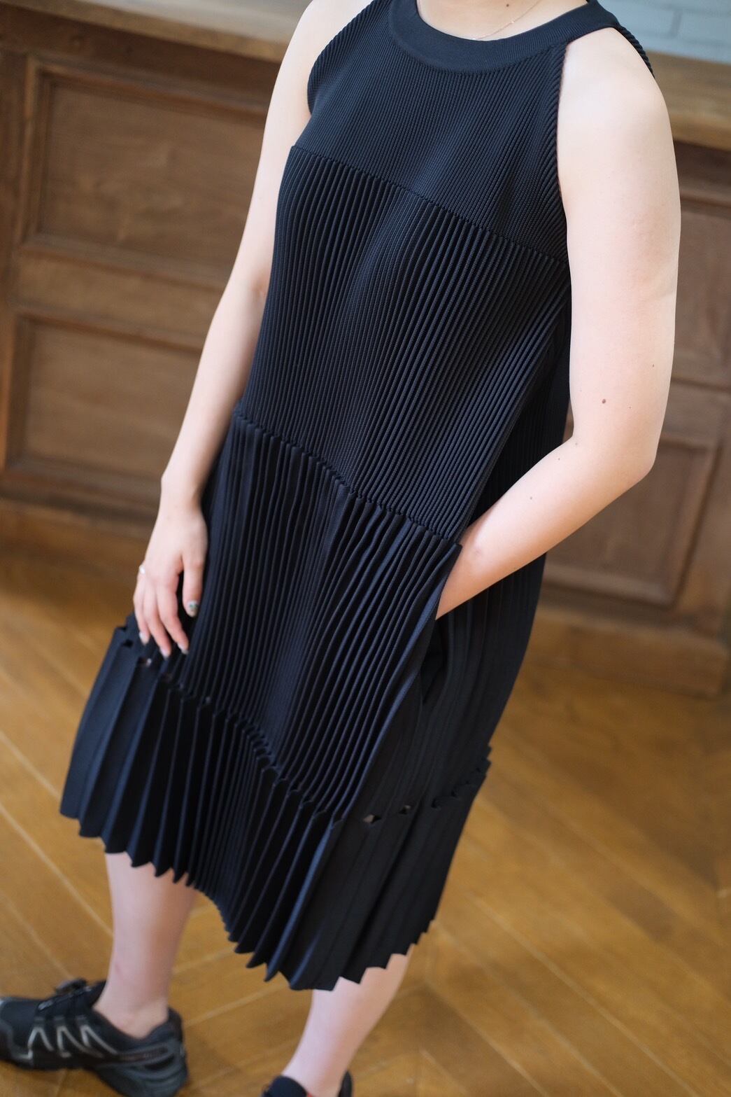 CFCL】 ACCORDION SLEEVELESS MINI DRESS -black- | loop