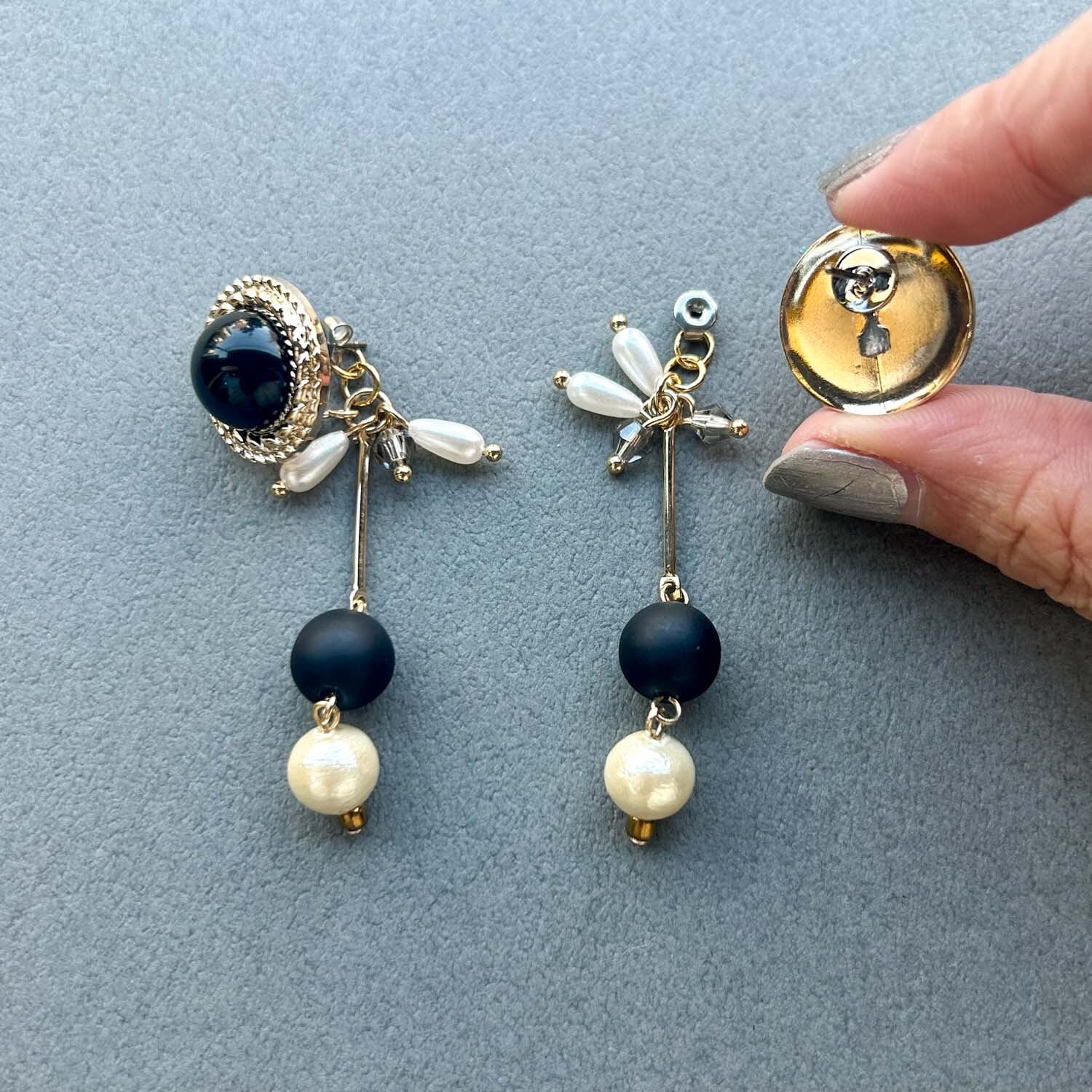 黒カボションとデザインチェーンの〈ピアス/イヤリング〉 | Dua