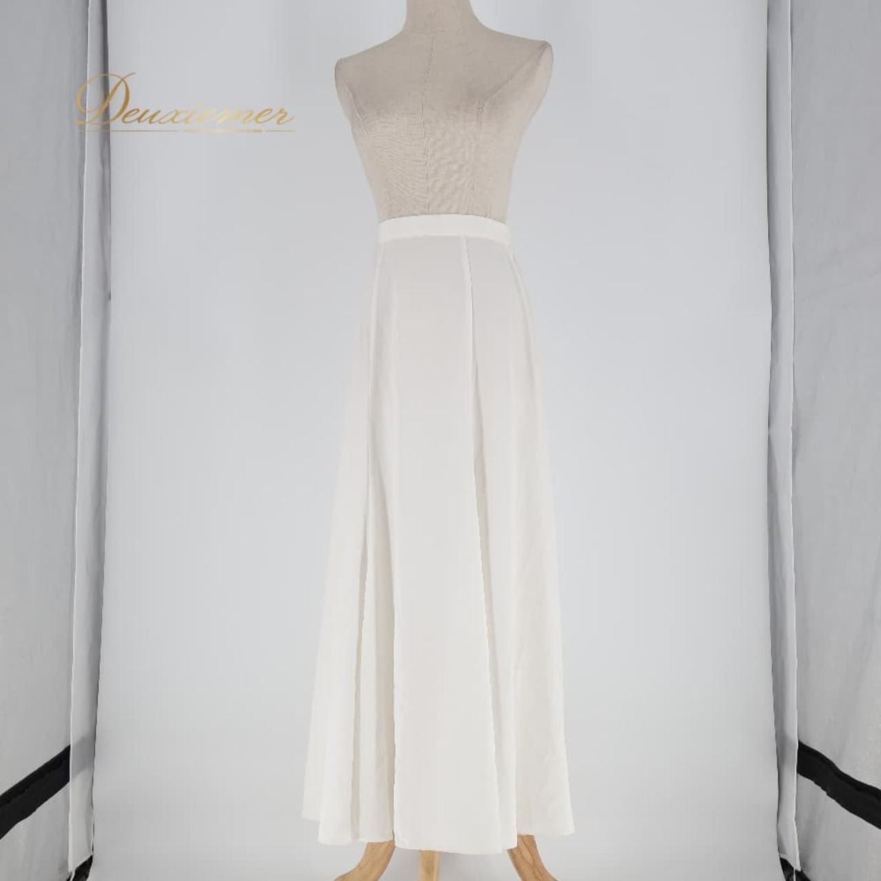 社交ダンス 衣装 Chacott チャコット スカート レッスンウェア ホワイト系 白 無地 シンプル 練習 レッスン スリット 明るい 上品 ダンス衣装 イベント ステージ パーティー ダンスパーティー