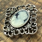 カメオ風ビジューのブローチ (h-8)