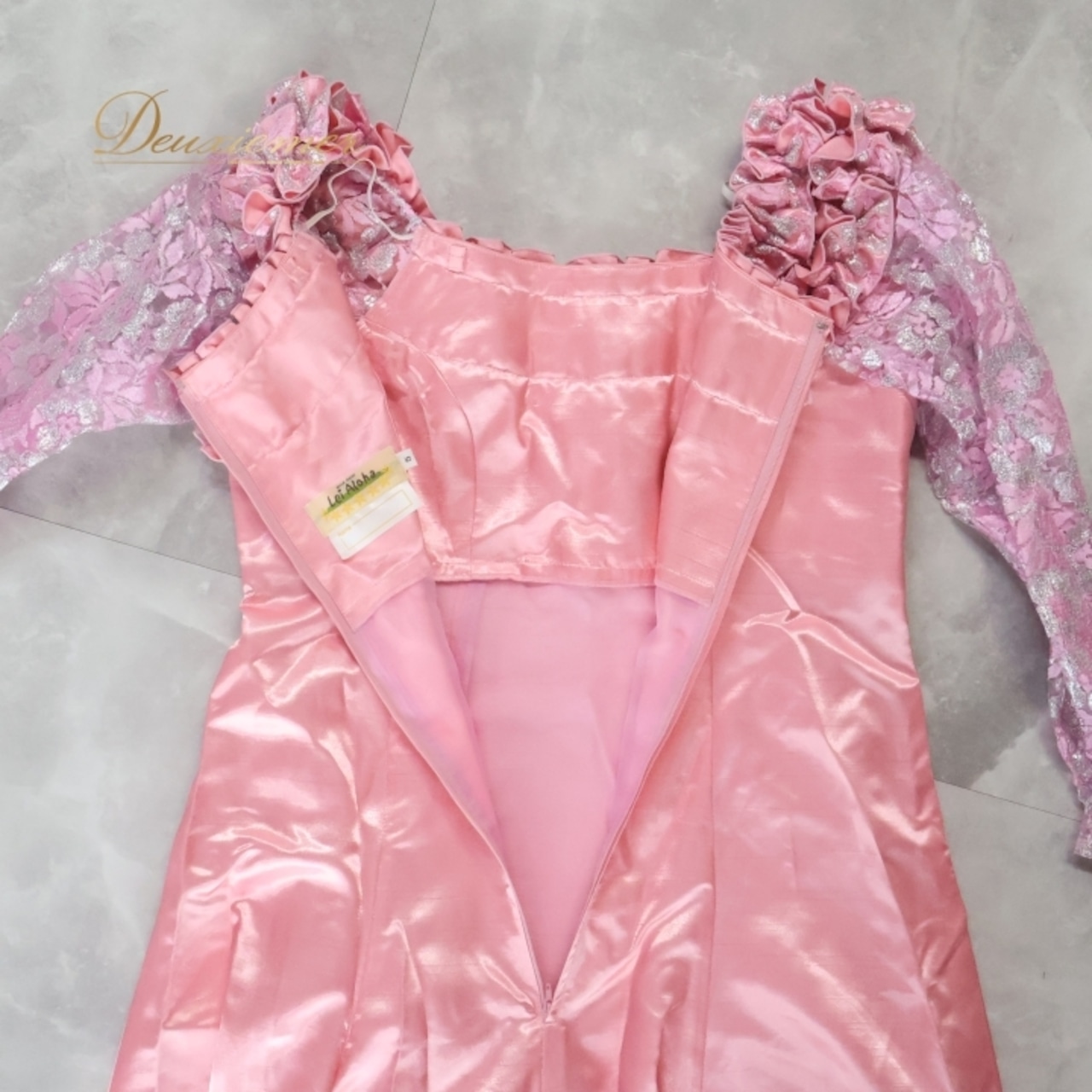 フラダンス 衣装 ワンピース ドレス ピンク系 LeiAloha ハワイアン アロハ フラ ダンス レッスン 練習 フリル レース サテン生地 光沢感 透け感 長袖 ラメ 華やか かわいい おしゃれ 上品 高級感 大人っぽい フレアスカート シルバー系 フラダンス用ドレス ダンス発表会 高級感ある衣装 レディースフレアスカート