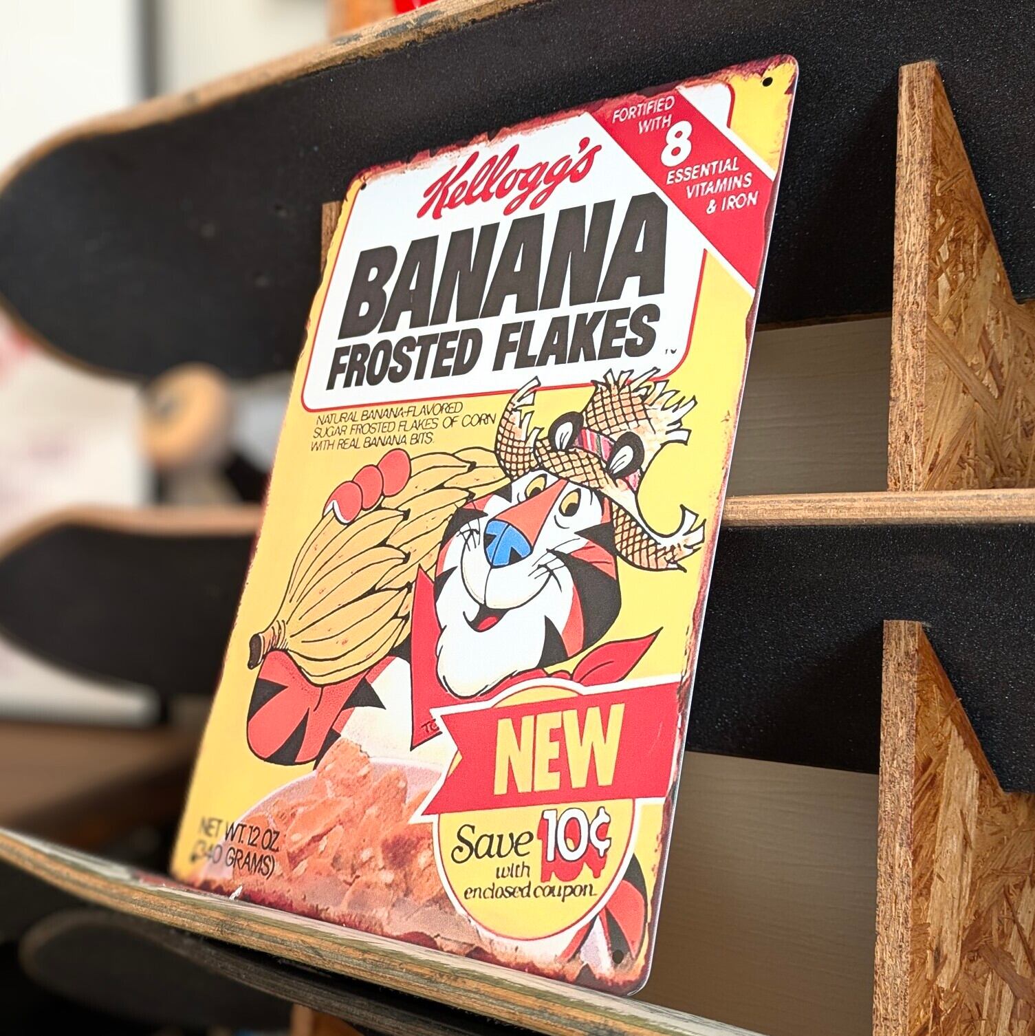 送料無料！ちょうどいいブリキ看板 【 Kellogg's BANANA FROSTED FLAKES ( ケロッグ シリアル バナナ・フロステッド・フレークス ) 】トニー・ザ・タイガー / METAL SIGN / メタルサイン / ブリキ看板 / サインボード / ビンテージ加工〚アメリカン雑貨 アメトイ〛