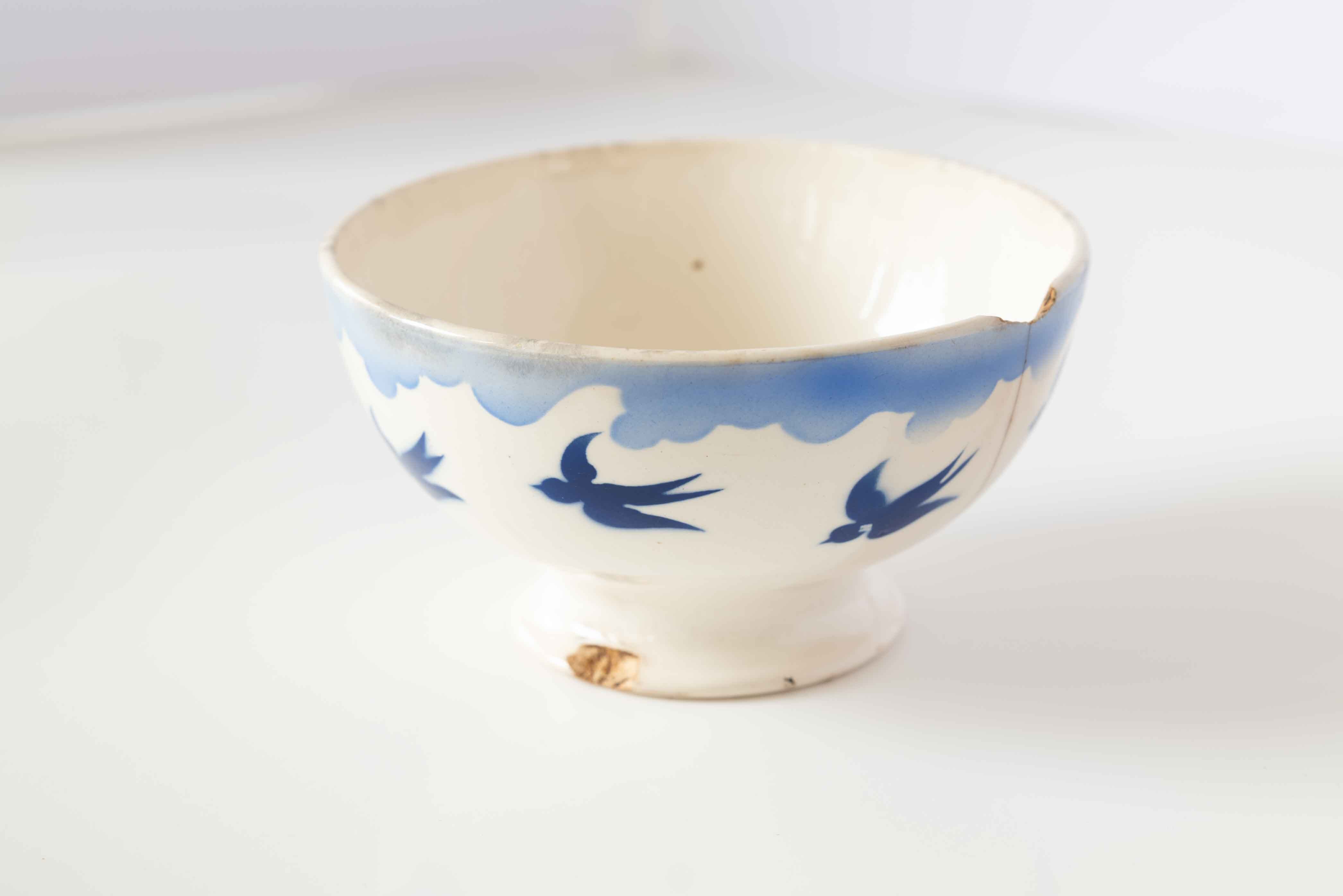 Badonviller (バドンヴィレー)製 青いツバメ柄 1910年以前の製品