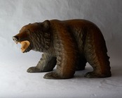 どっしりと構える、在銘の大きな木彫り熊