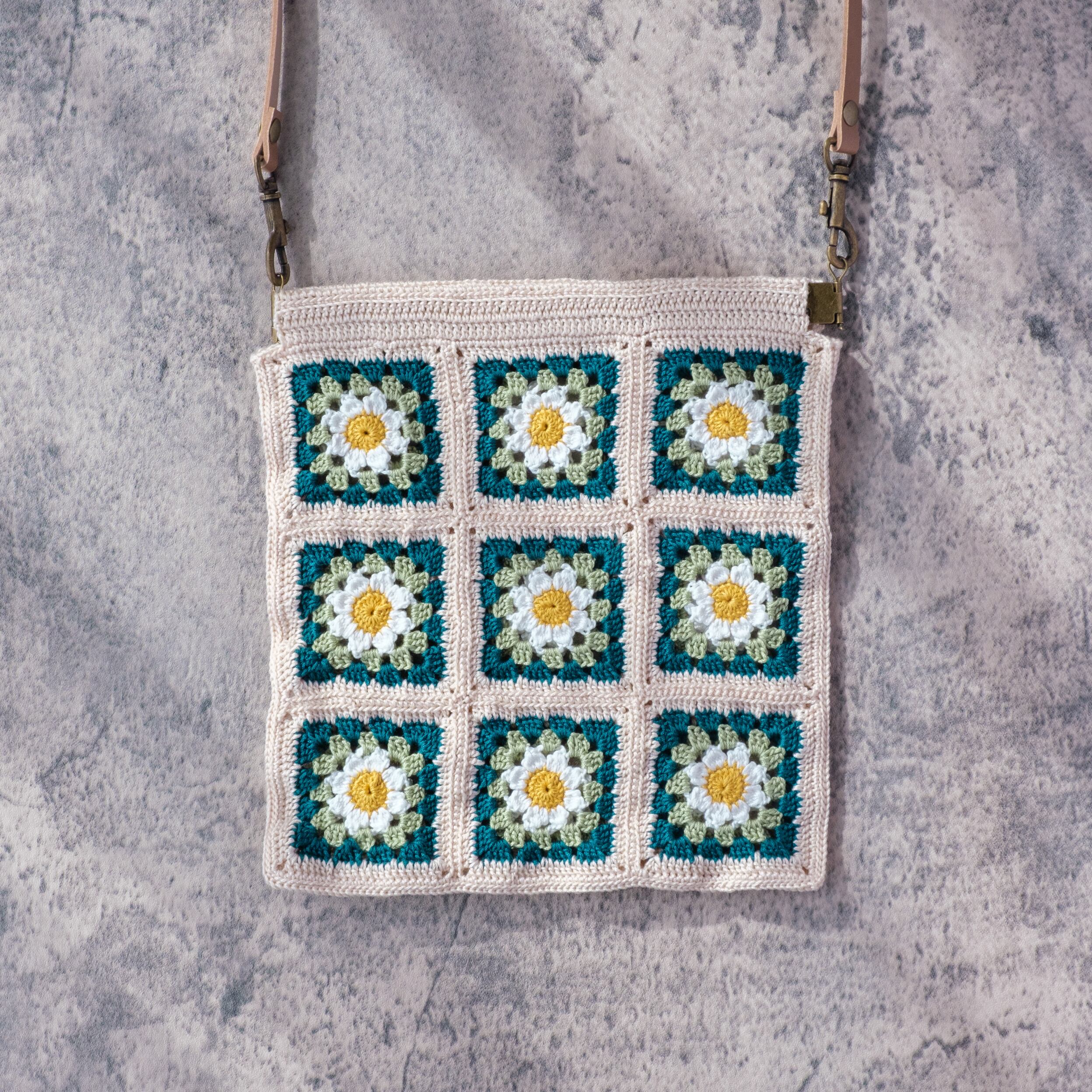 グラニーモチーフのスクエアショルダーバッグ お花モチーフ グリーン