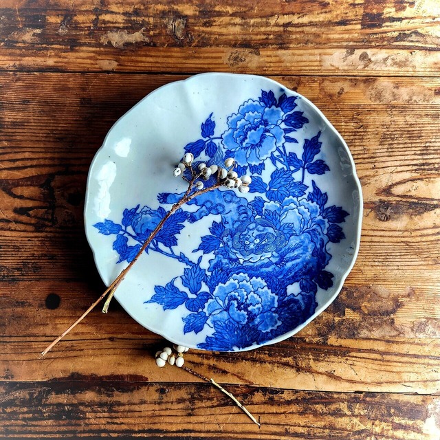 七寸皿 伊万里焼 染付 唐獅子牡丹文 吉祥文様 輪花皿 明治 アンティーク 獅子 牡丹