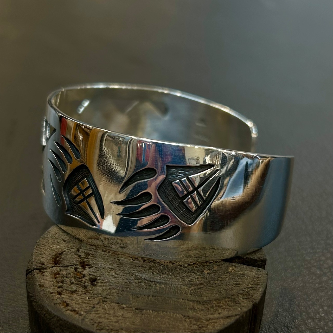 トリニダードルーカス&ティムモア（Trinidad Lucas&TimMowa）ウェーブ&ベアパウバングル - 5