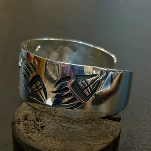 トリニダードルーカス&ティムモア（Trinidad Lucas&TimMowa）ウェーブ&ベアパウバングル