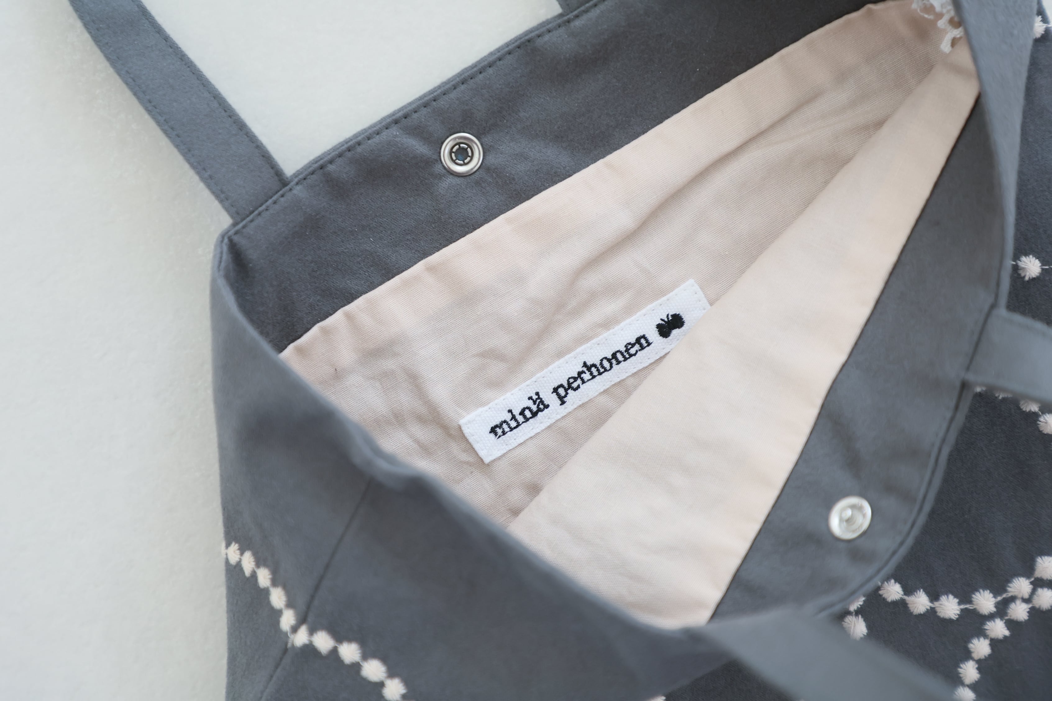 mina perhonen / tambourine kanssa toté / gray | crecer