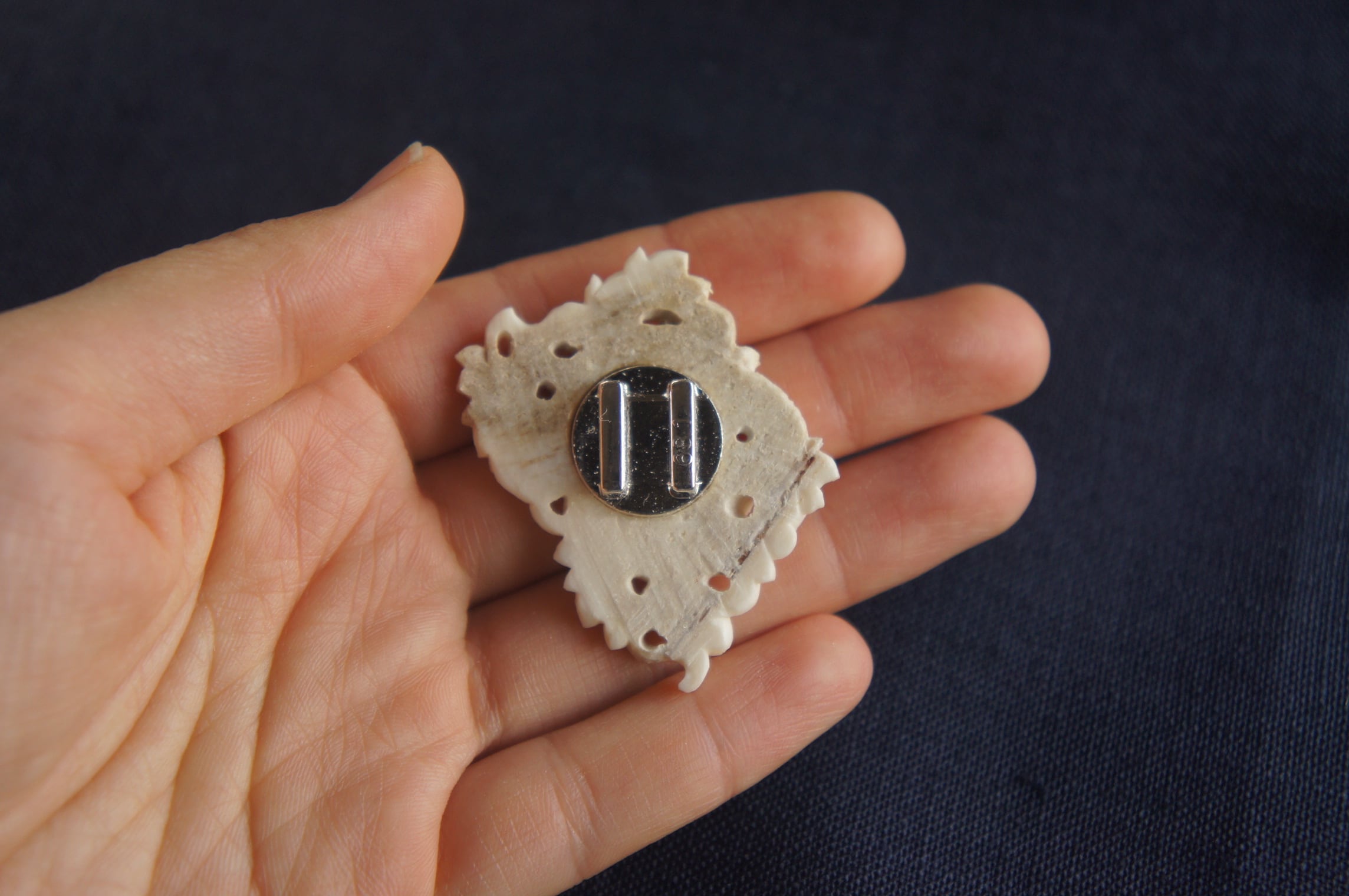 鹿角彫刻の帯留め「月齢」蛇と蔓草 | deer bone 