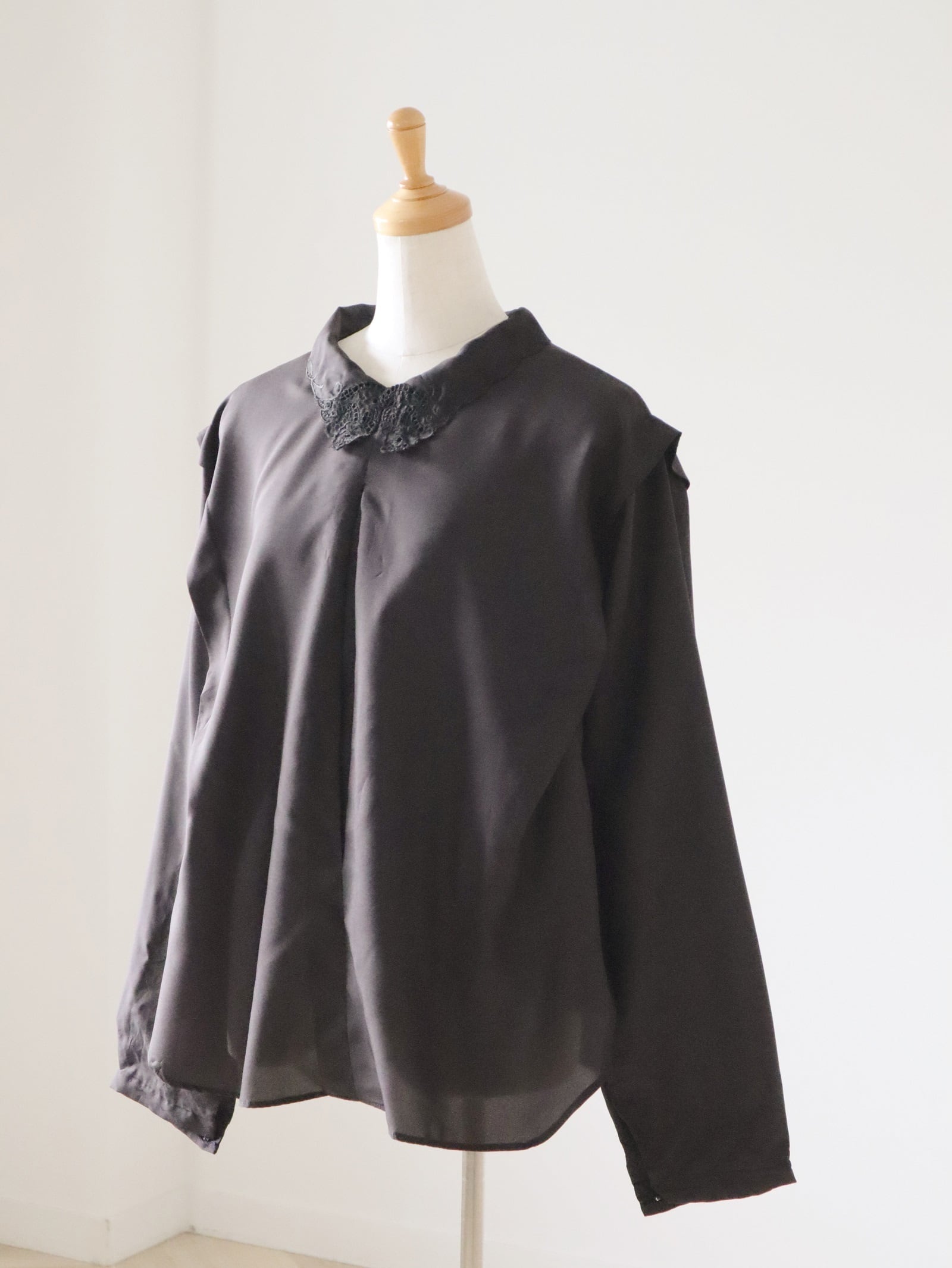 made in USA black lace collar pullover blouse