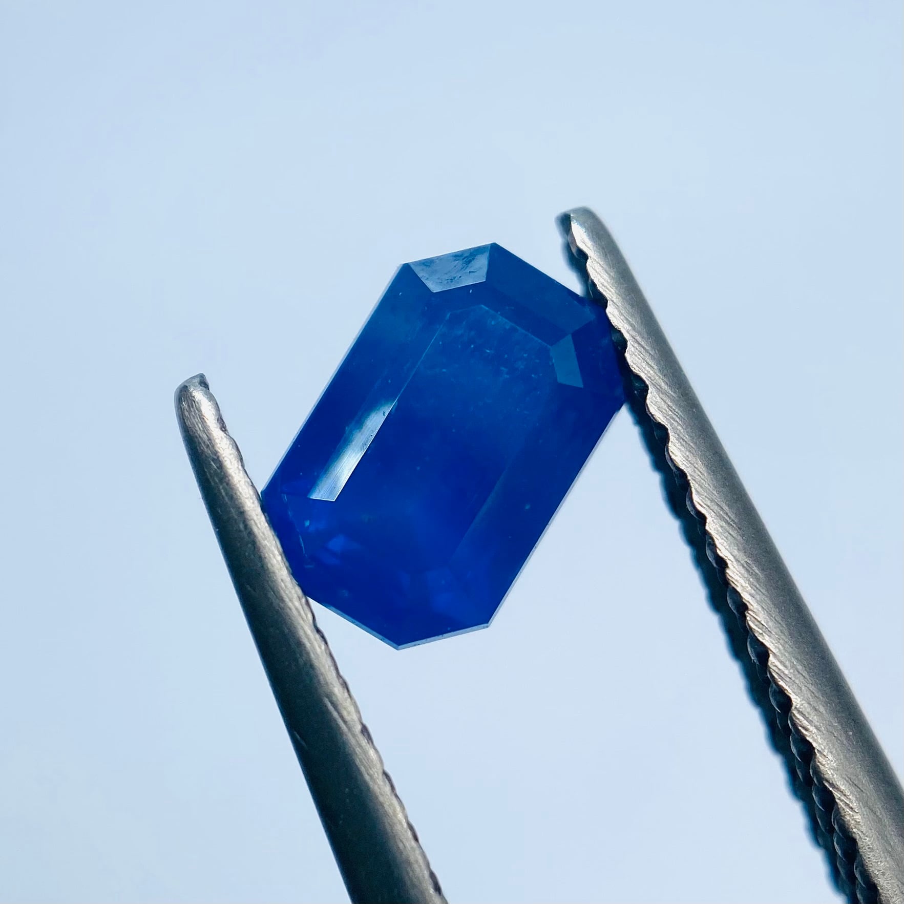 個性派　濃いミルキーブルーのサファイア