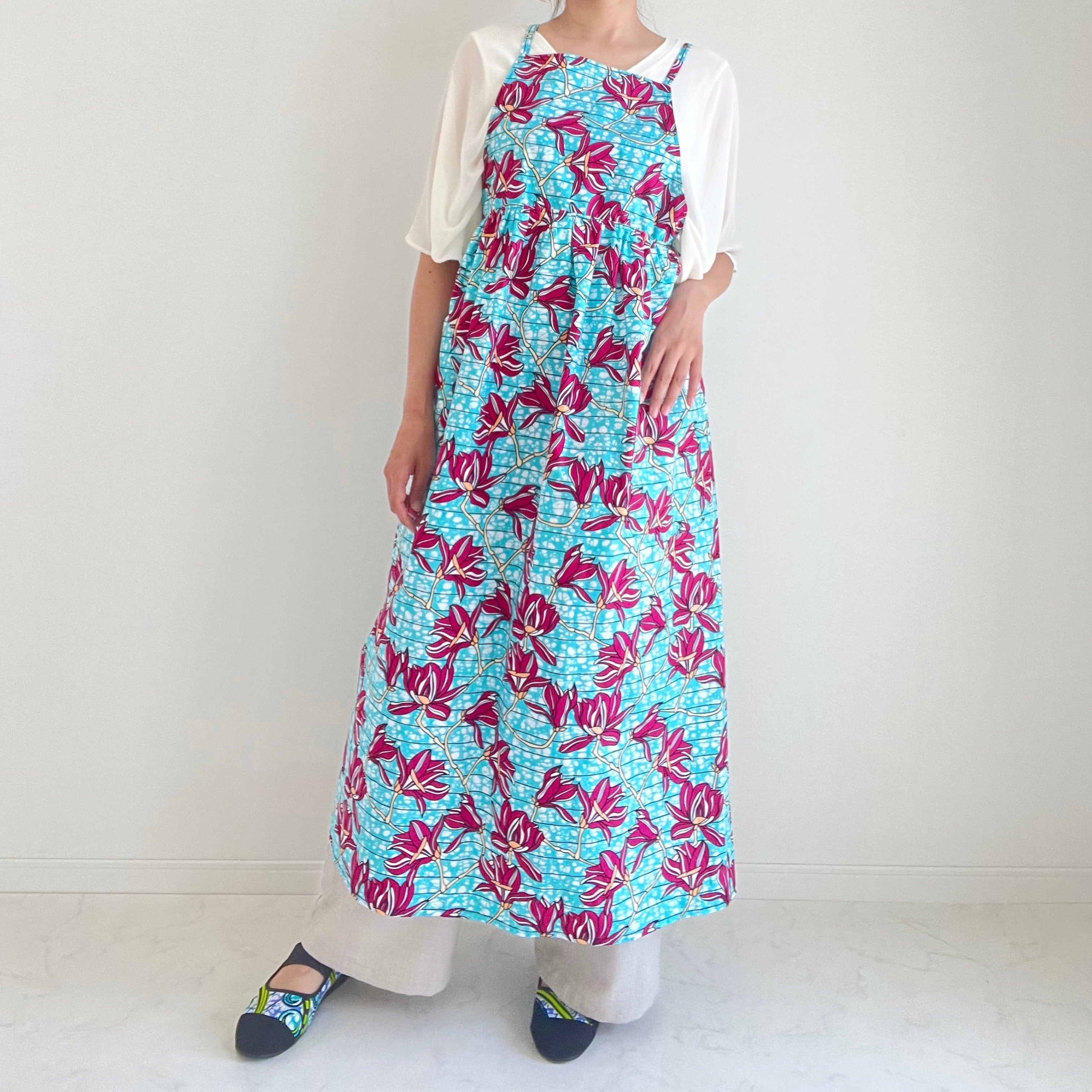 専用✤エプロン✤アフリカ布 アフリカ布のナチュラルエプロン ラナンキュラス/ブルー | lalaproducts