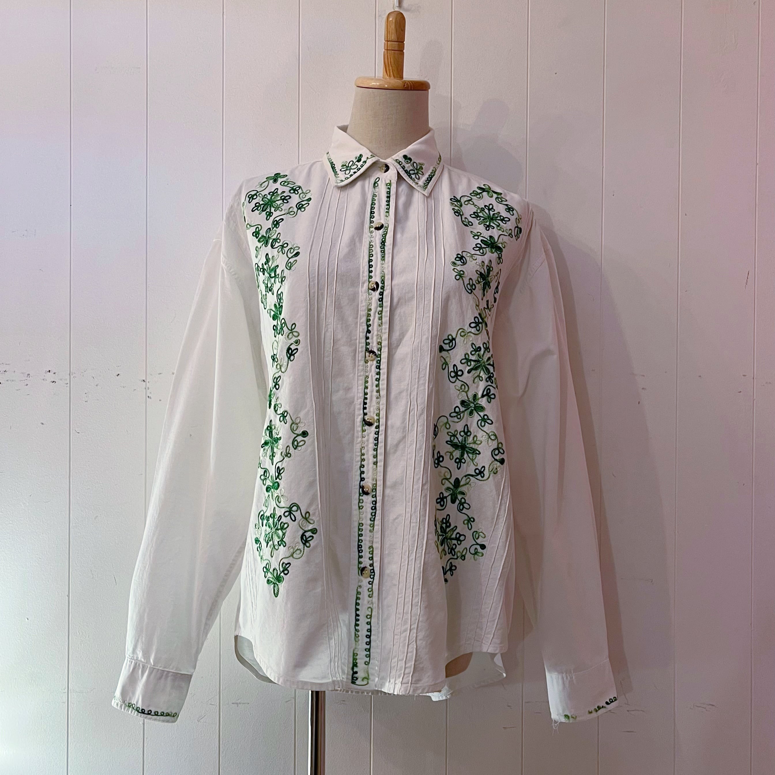 clover embroidery white shirt