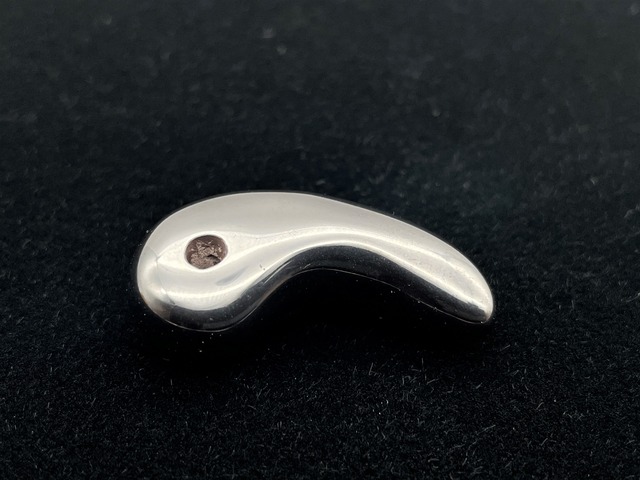 勾玉（ヘマタイト）