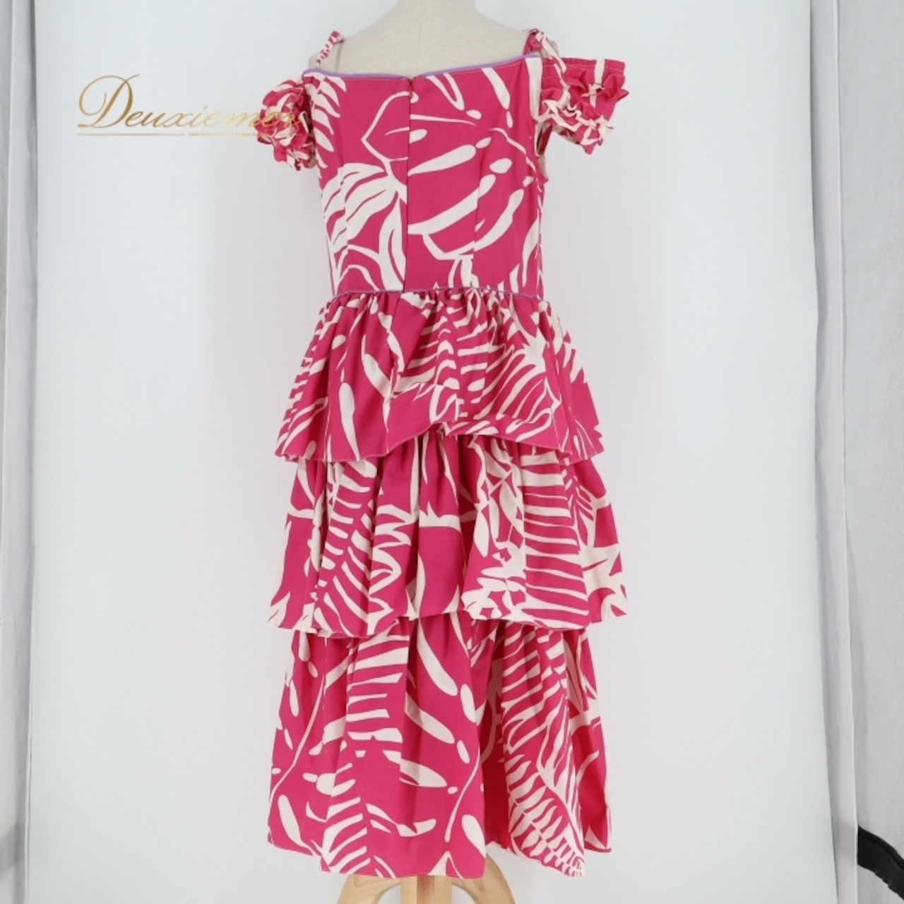 フラダンス 衣装 ワンピース ドレス ピンク系 Kukui 日本製 ハワイアンプリント 植物柄 花柄 ハワイアン アロハ フラ ダンス レッスン 練習 フリル リボン ホワイト系 オフショル 華やか 鮮やか かわいい おしゃれ フェミニン かわいらしい カジュアル レディース 軽量 ボリューム感