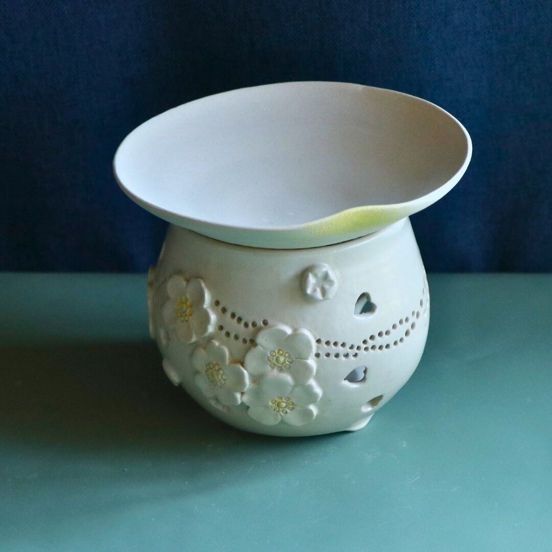 人気陶芸家本金細密総手書地紋盛割取文　三つ足香炉未使用　セール品 陶器通販やす波窯の陶器茶香炉『満開の桜』のご紹介です。(ko18