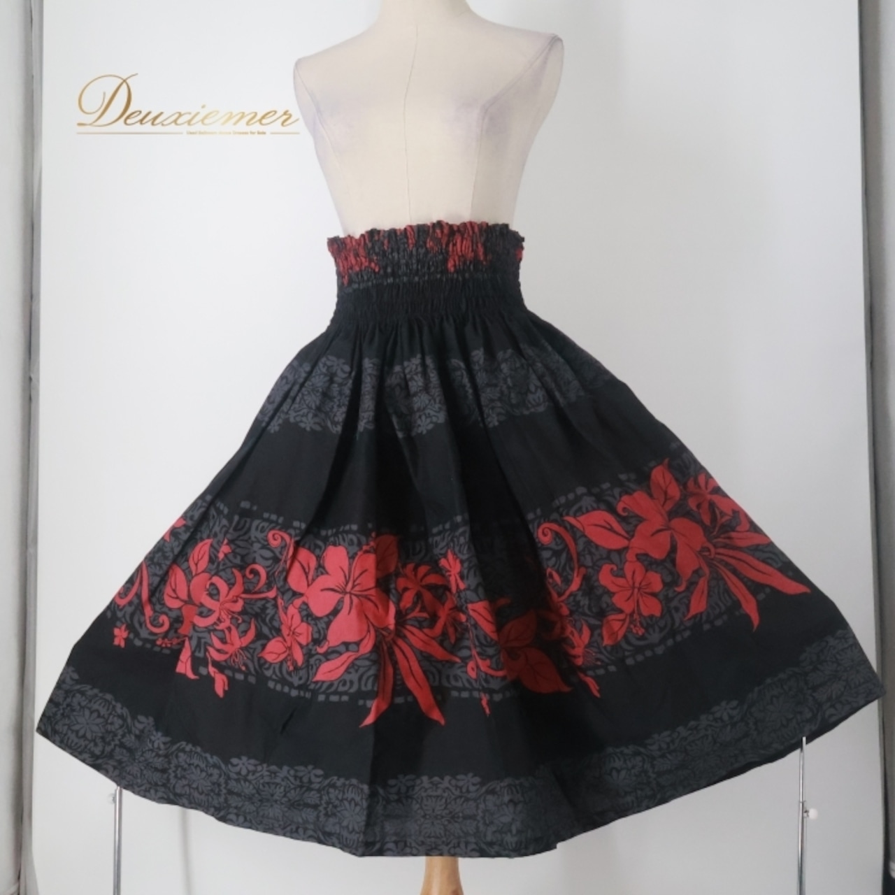 フラダンス 衣装 パウスカート ブラック系 ハレクアイレア 日本製 ハイビスカス柄 ハワイアンプリント アロハ フラ ダンス レッスン 練習 植物柄 花柄 シングル スカート グレイ系 レッド系 黒 灰色 赤 華やか かわいい おしゃれ 大人っぽい ブラック ハワイ アロハファッション フラダンスレッスン カジュアル おしゃれなスカート フラガール レディース