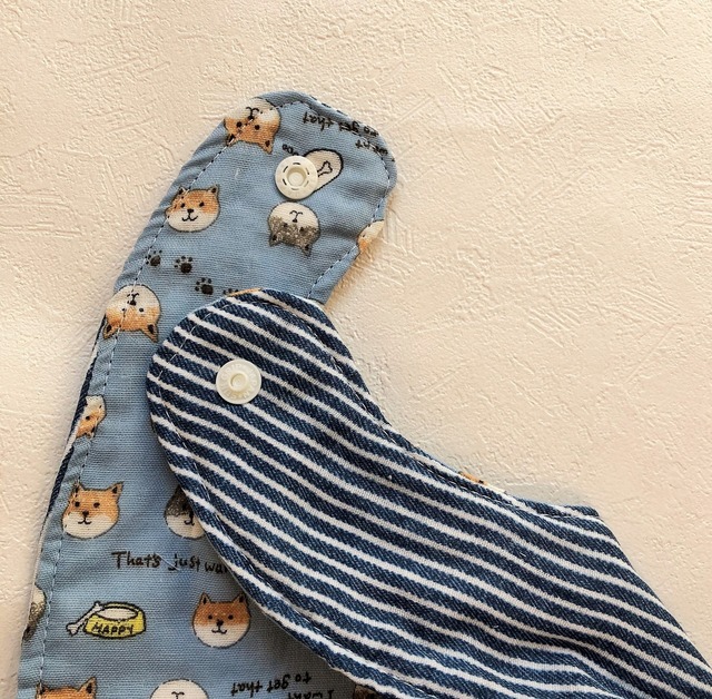 ブルー地にネコ柄赤ちゃん用スタイ ベビースタイnoｰｓ0 サクラ時間