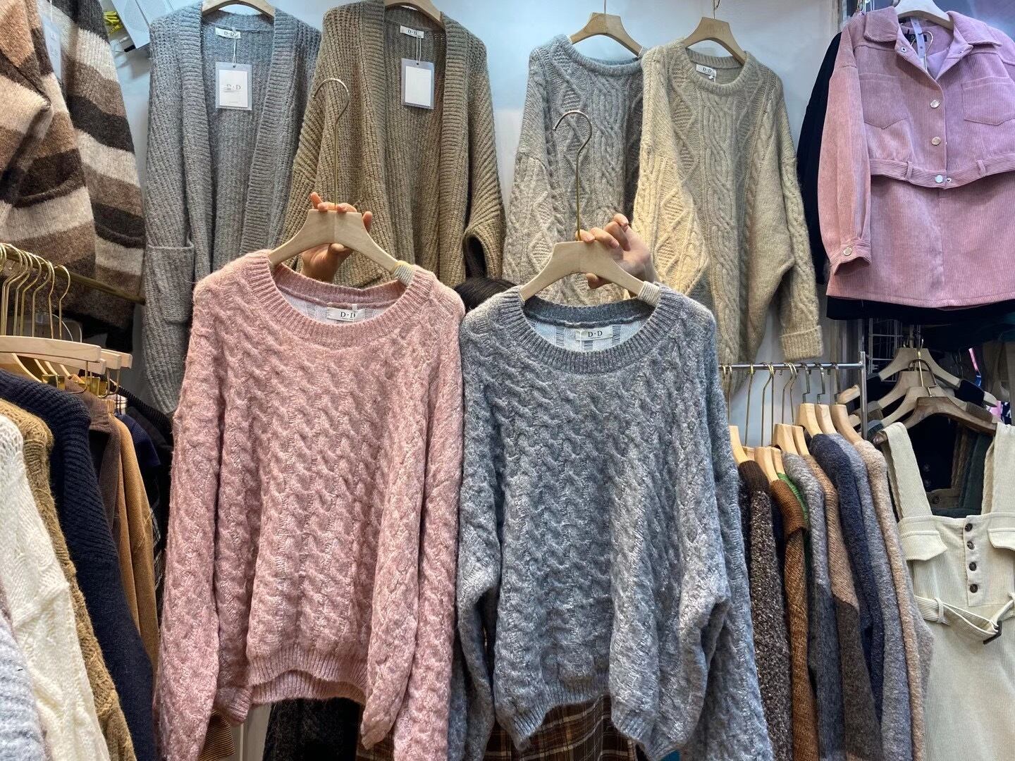 ラウンドネックケーブル編みニット