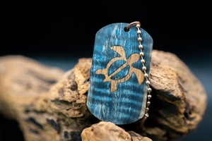 スタビライズドウッド トチ 縮杢 ドッグタグ 象嵌 浅瀬で泳ぐウミガメ ハワイ コアウッド