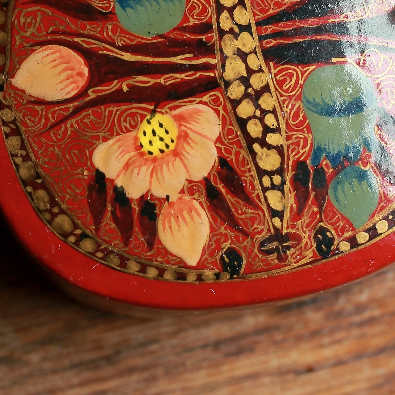 鮮やかで魅惑的な花がらが美しい、ペーパーマッシュ